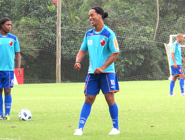 Ronaldinho Gaúcho com as pernas de Garrincha no treino (Foto: Janir Junior / GLOBOESPORTE.COM)