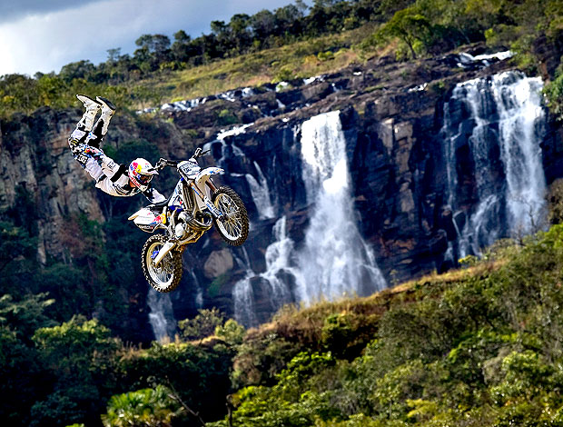 Robbie Maddison decola com a moto no Salto Corumbá (Foto: Divulgação)