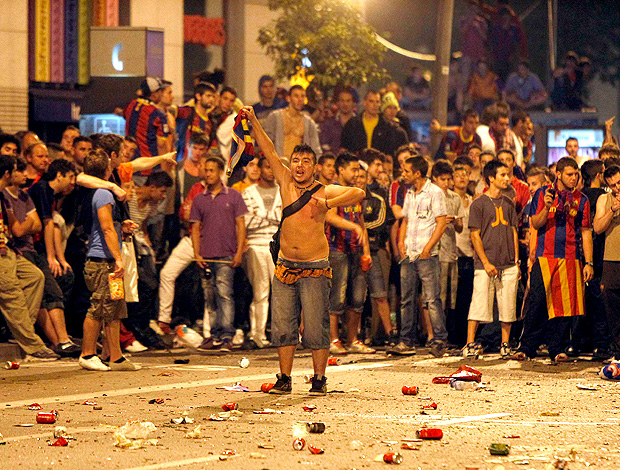 Polícia confusão torcida barcelona (Foto: Agência EFE)