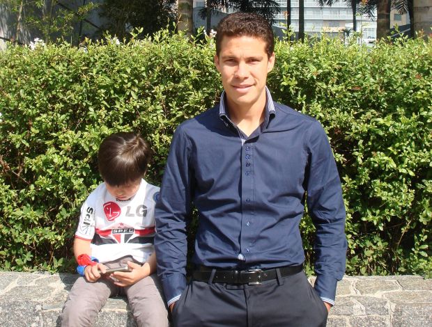 Hernanes com o filho Ezequiel (Foto: Alexandre Massi / Globoesporte.com)