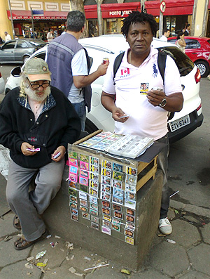 Camelôs na Uruguaiana vendem figurinhas da Copa América (Foto: Marcos Felipe / Globoesporte.com)