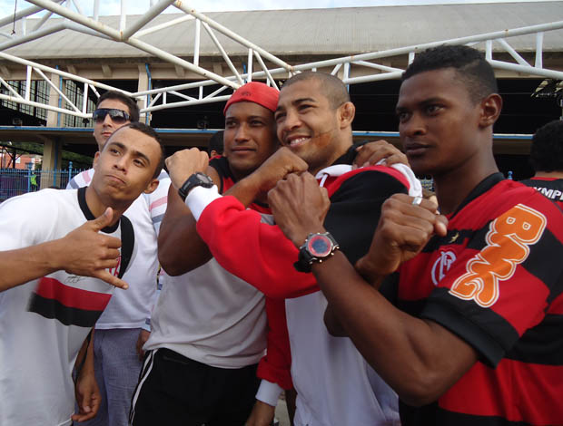 José Aldo e torcida Flamengo (Foto: Adriano Albuquerque / SporTV.com)