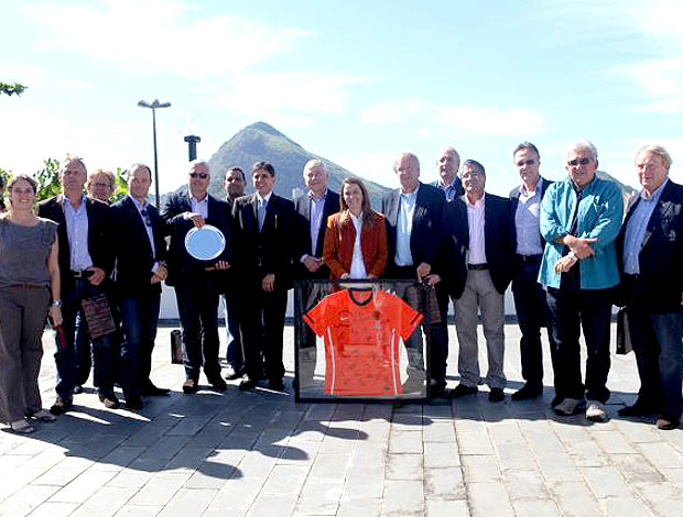 Patrícia Amorim com representantes da seleção da Holanda (Foto: Leandra Benjamin / Fla Imagem)