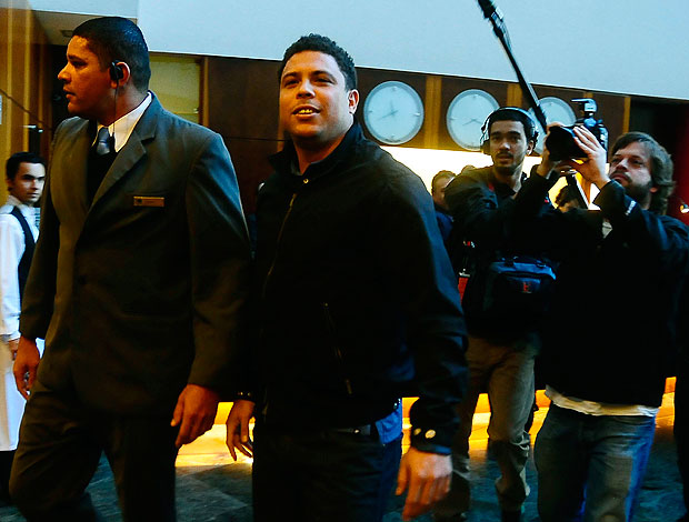 Ronaldo chega em hotel para receber homenagem pela Seleção (Foto: Marcos Ribolli / GLOBOESPORTE.COM)