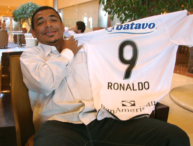 Vampeta com a camisa do Ronaldo (Foto: Globoesporte.com)