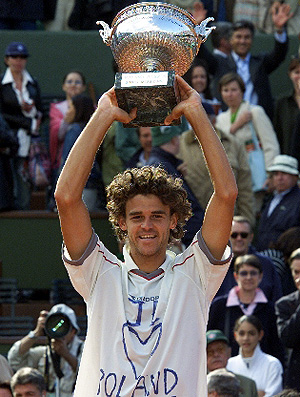 Gustavo Kuerten 2001 tênis Roland Garros final troféu (Foto: Reuters)