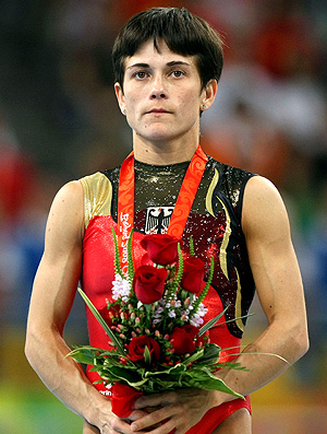 Oksana Chusovitina no pódio das Olimpíadas de Pequim (Foto: Getty Images)