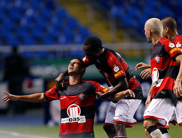 Maurício comemora gol do Vitória contra o Duque de Caxias (Foto: Fernando Soutello / Ag. Estado)