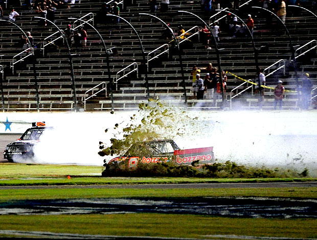 Nelsinho Piquet fora da pista na prova da NASCAR (Foto: Getty Images)