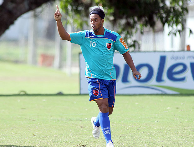 Ronaldinho Gaúcho comemora gol no treino do flamengo (Foto: Maurício Val / VIPCOMM)