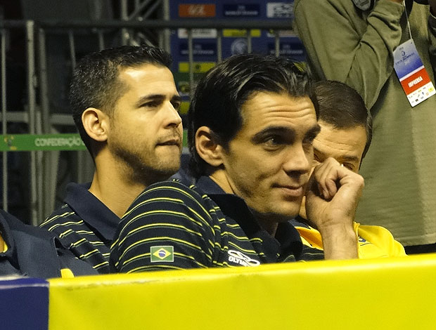 Giba e Dante acompanham partida do Brasil contra os EUA (Foto: Helena Rebello / Globoesporte.com)