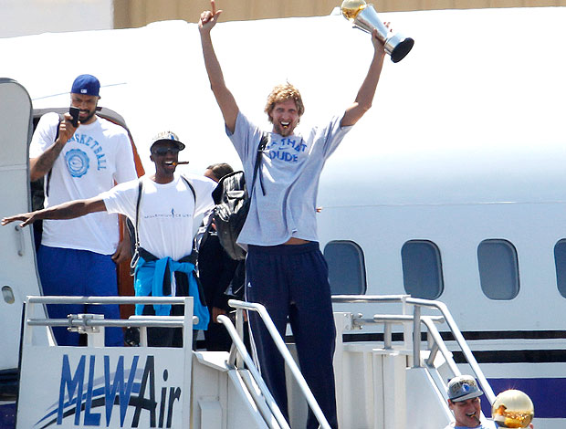 Dirk Nowitzki no desembarque do Dallas como campeões (Foto: AP)