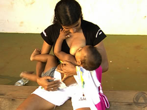 Jogadora Ivanate amamentando no intervalo de jogo em Mato Grosso (Foto: Reprodução/TVCA)