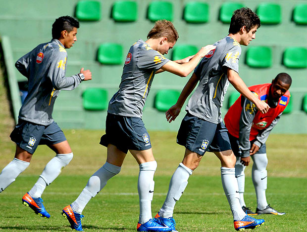 Adryan e Piazon no treino da Seleção sub-17 (Foto: Alexandre Durão / GLOBOESPORTE.COM)
