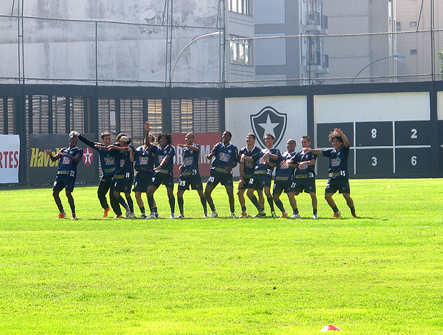 jogadores botafogo treino comemoração (Foto: Thiago Fernandes / Globoesporte.com)