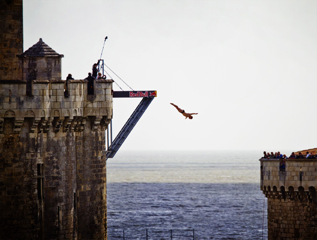 Atletas fazem saltos ornamentais em torre histórica de 27,5m na França (Foto: Getty Images)