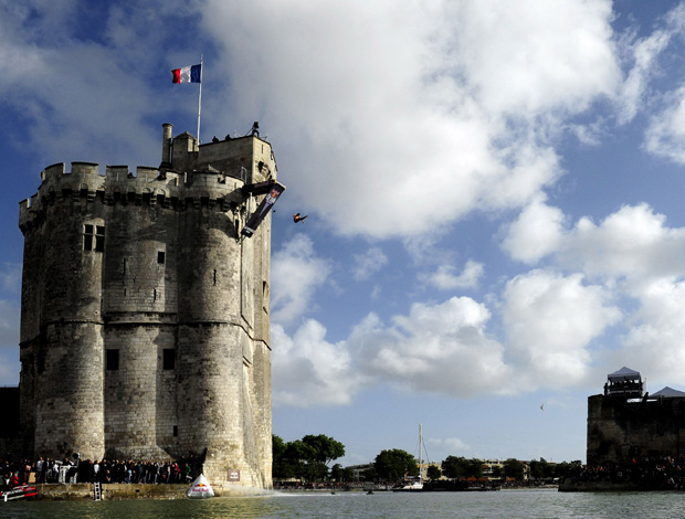 Atletas fazem saltos ornamentais em torre histórica de 27,5m na França (Foto: Getty Images)