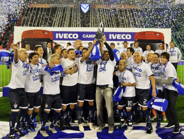Vélez comemora título argentino antes do jogo com o Racing (Foto: EFE)
