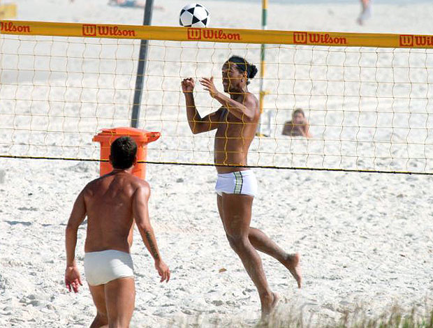 Ronaldinho Gaúcho joga futvôlei na praia (Foto: Dilson Silva / Ag. News)