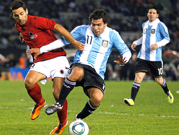 Tevez no amistoso da Argentina contra a Albânia (Foto: Reuters)