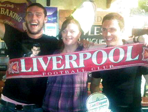 Stewart Downing com a faixa do Liverpool (Foto: Reprodução / Mirror Football)