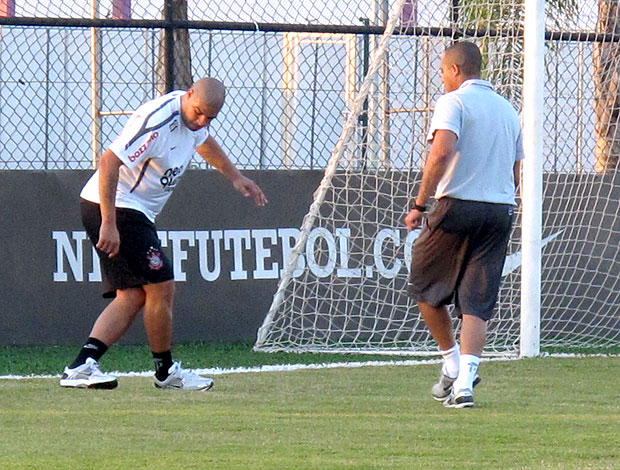 Adriano treino Corinthians (Foto: Carlos Augusto Ferrari / Globoesporte.com)