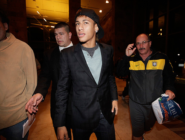 Desembarque neymar (Foto: Mowa Press)
