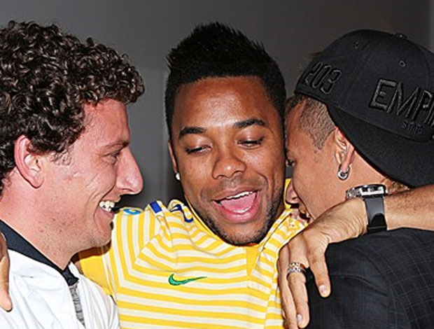Robinho abraça elano e Neymar brasil (Foto: Rafael Ribeiro / CBF)