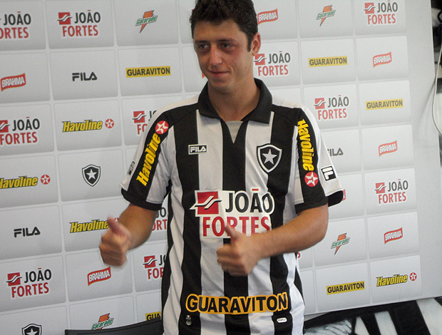 Felipe Menezes apresentação Botafogo (Foto: Marcelo Baltar / Globoesporte.com)
