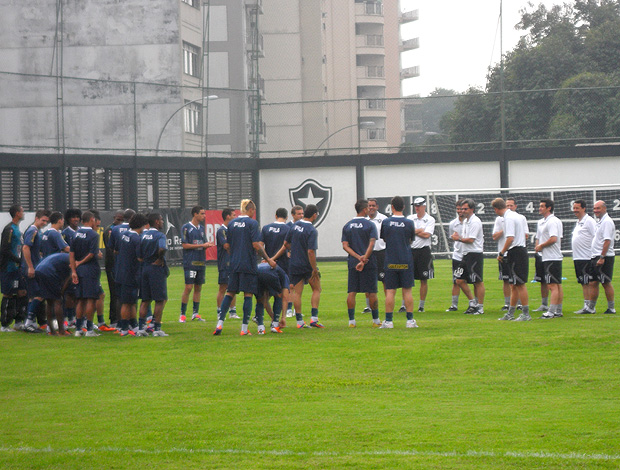 jogadores treino Botafogo (Foto: Marcelo Baltar / Globoesporte.com)