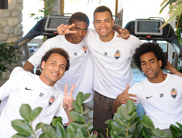 Douglas Costa, Dentinho, Alan Patrick e Alex Teixeira no Shakhtar (Foto: Divulgação/ Site oficial)