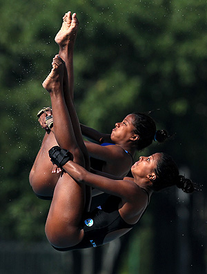 gêmeas dos saltos Nicoli e Natali Cruz (Foto: Satiro Sodré / CBDA)