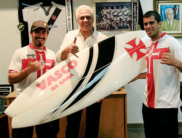 Surfe Guga Fernandes, Igor Morais e Roberto Dinamite prancha Vasco (Foto: Divulgação)