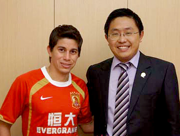 Conca com o presidente do Guangzhou Evergrande (Foto: Divulgação / Site Oficial)