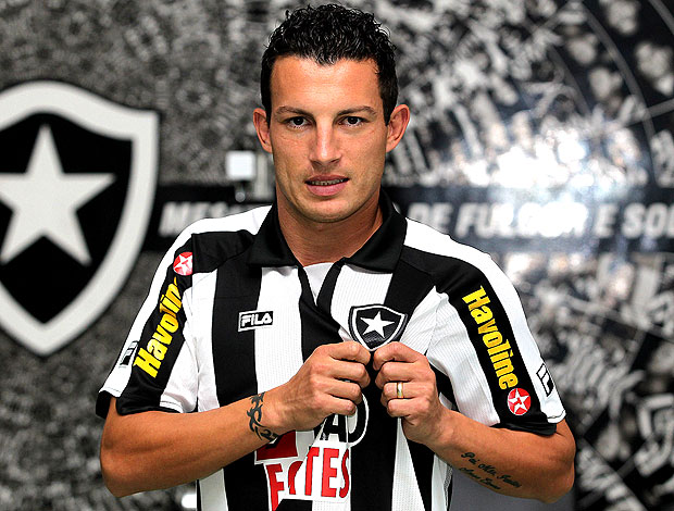 Gustavo é apresentado no Botafogo (Foto: Satiro Sodré / Divulgação / Agif)