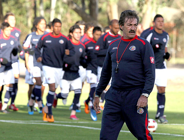 Ricardo La Volpe no treino da Costa Rica para a Copa América (Foto: EFE)
