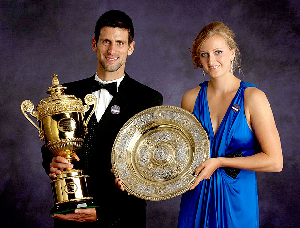 Novak Djokovic e Petra Kvitova posam com as taças de Wimbledon (Foto: Reuters)