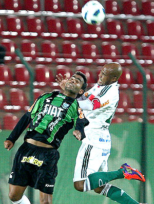 Marcos Assunção e Fabrício no jogo entre América-MG e Palmeiras (Foto: Ag. Estado)