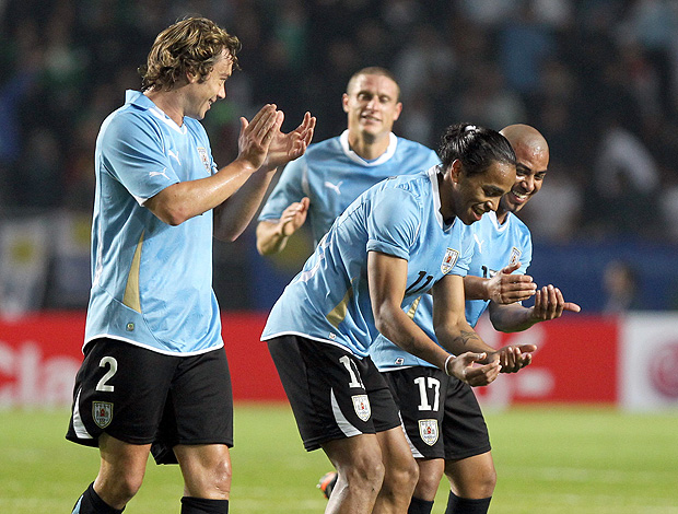 Alvaro Pereira comemorando o gol do uruguai (Foto: EFE)