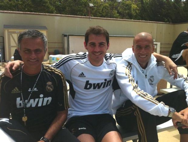 Casillas exibe foto com Mourinho e Zidane no Facebook (Foto: Reprodução)