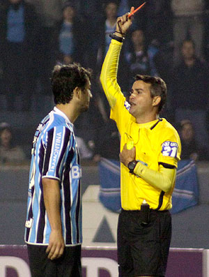 Douglas do Grêmio recebe o cartão vermelho (Foto: Ag. Estado)