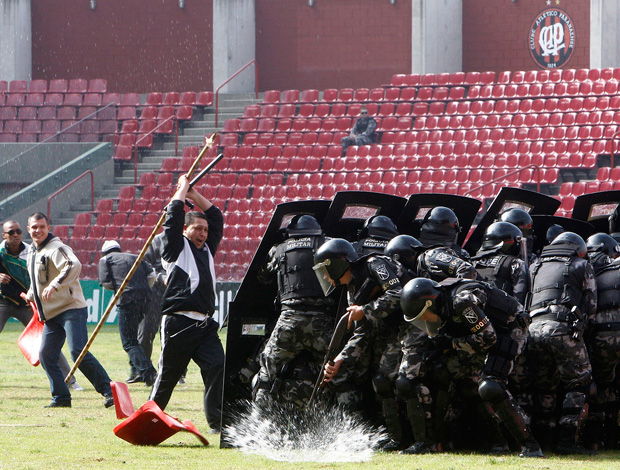 polícias arena da baixada atlético paranaense (Foto: Reuters)