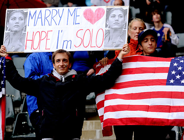 torcedor pede goleira Hope Solo em casamento (Foto: AFP)