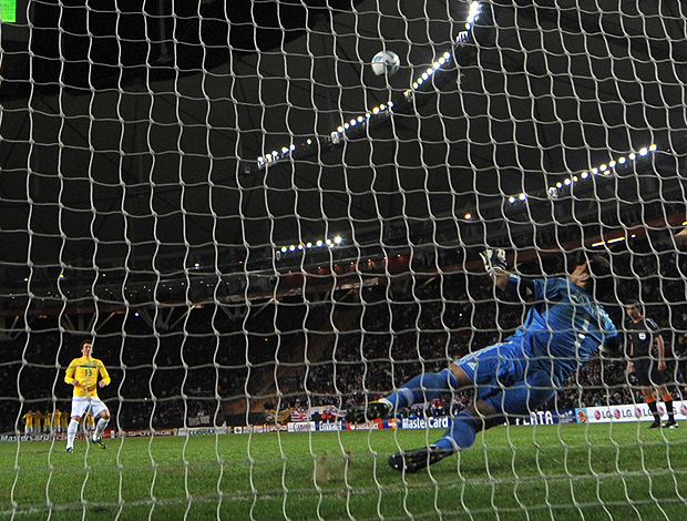 Elano perde pênalti Brasil x Paraguai (Foto: AFP)