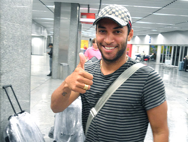 Ibson no desembarque em São Paulo (Foto: Fábio Lima / Globoesporte.com)