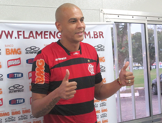 Alex Silva apresentação Flamengo (Foto: Janir Junior / Globoesporte.com)