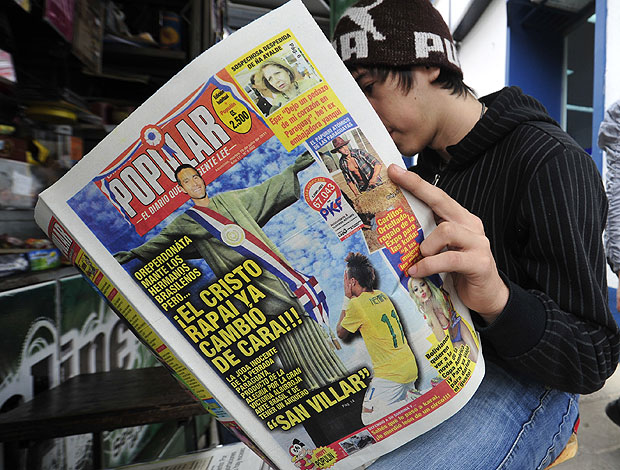 jornal Paraguaio faz brincadeira com o goleiro e o Cristo Redentor (Foto: AFP)
