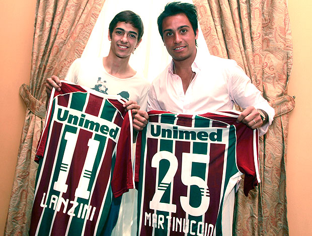 Lanzini e Martinuccio posam com a camisa do Fluminense (Foto: Divulgação / Site Oficial do Fluminense)