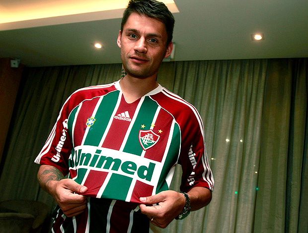 Rafael Sobis com a camisa do Fluminense (Foto: Divulgação / Site Oficial do Fluminense)