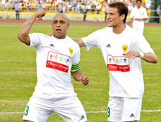 Roberto Carlos comemorando gol pelo Anzhi (Foto: Reprodução)